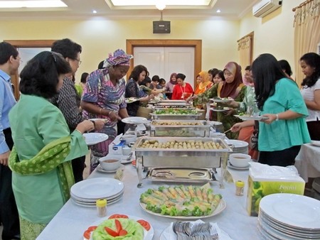 สตรีอาเซียนกับกระบวนการผสมผสานเข้ากับกระแสโลกผ่านกิจกรรมแลกเปลี่ยนวัฒนธรรมและอาหารพื้นเมือง - ảnh 3